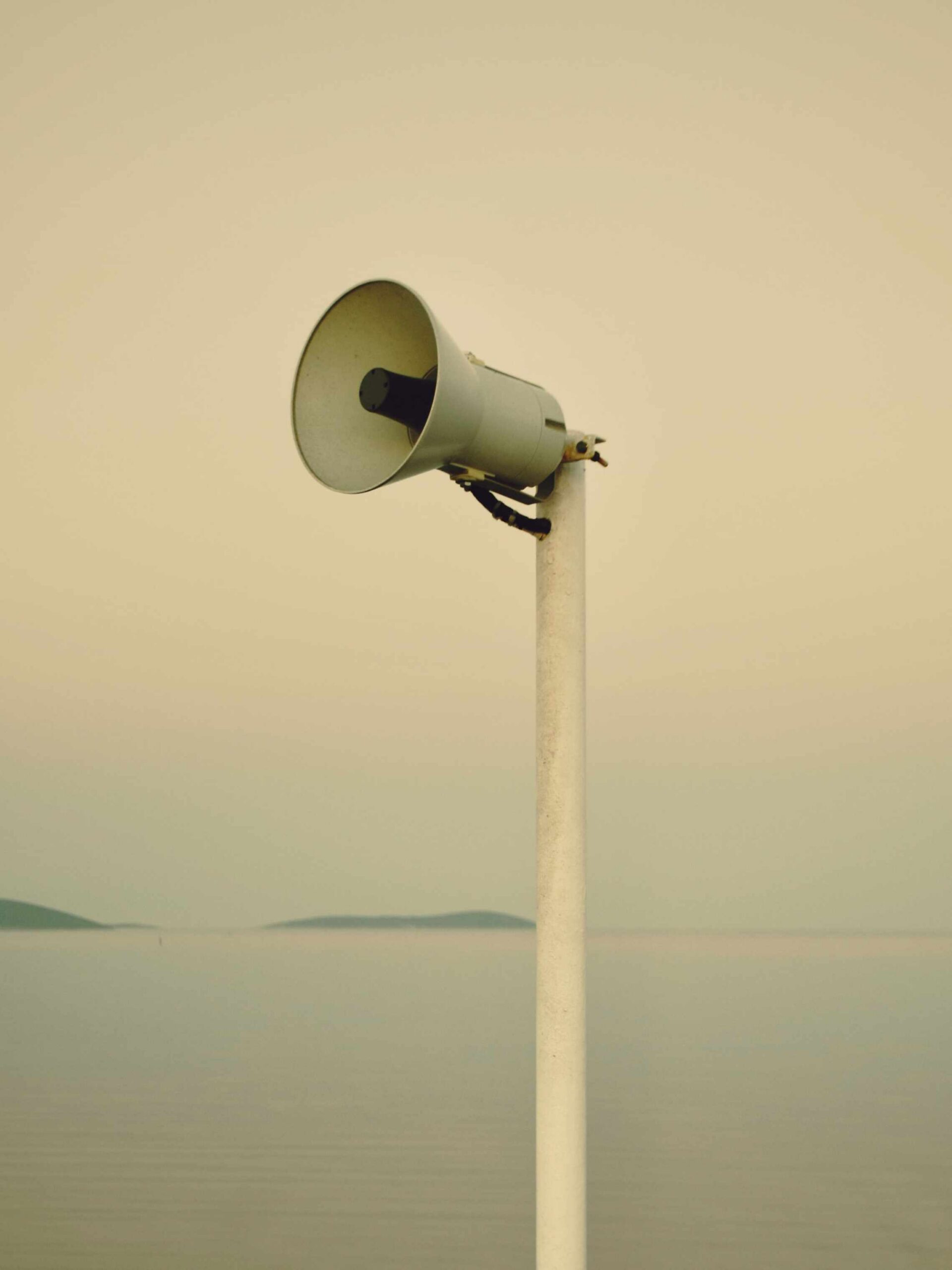 Imagen de un altavoz en lo alto de un mastil